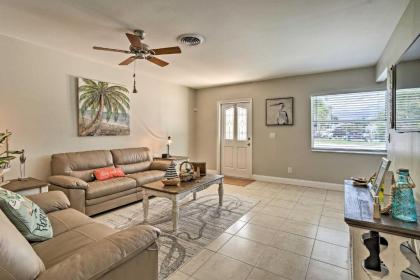 Pet-Friendly Jensen Beach Home Walk to Beach - image 3