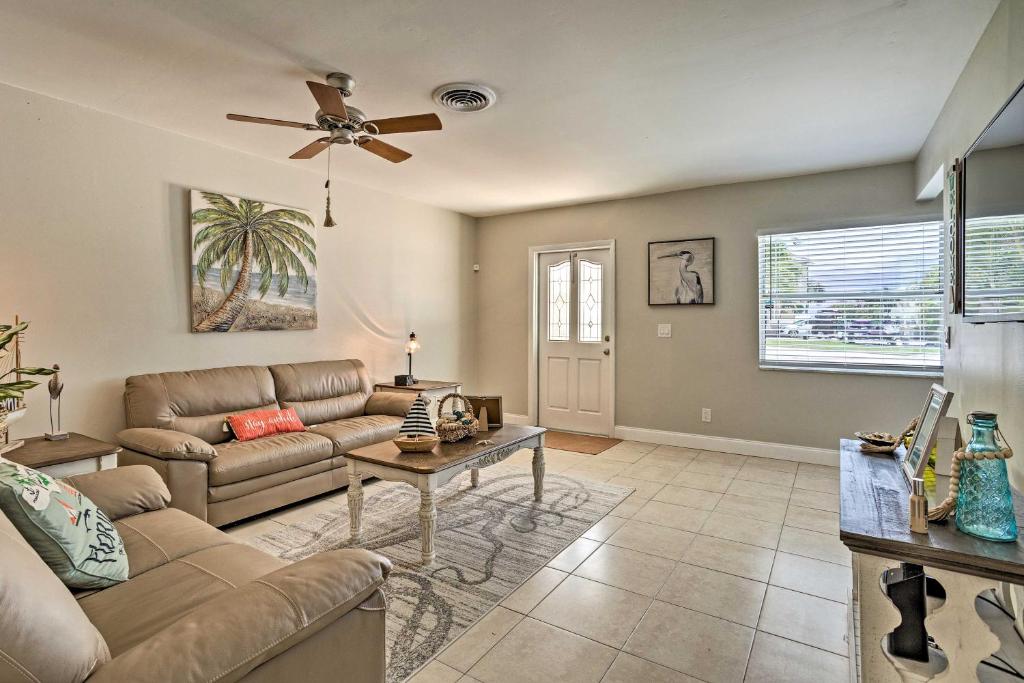 Pet-Friendly Jensen Beach Home Walk to Beach - image 3