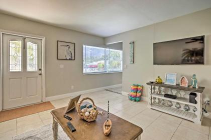 Pet-Friendly Jensen Beach Home Walk to Beach - image 4