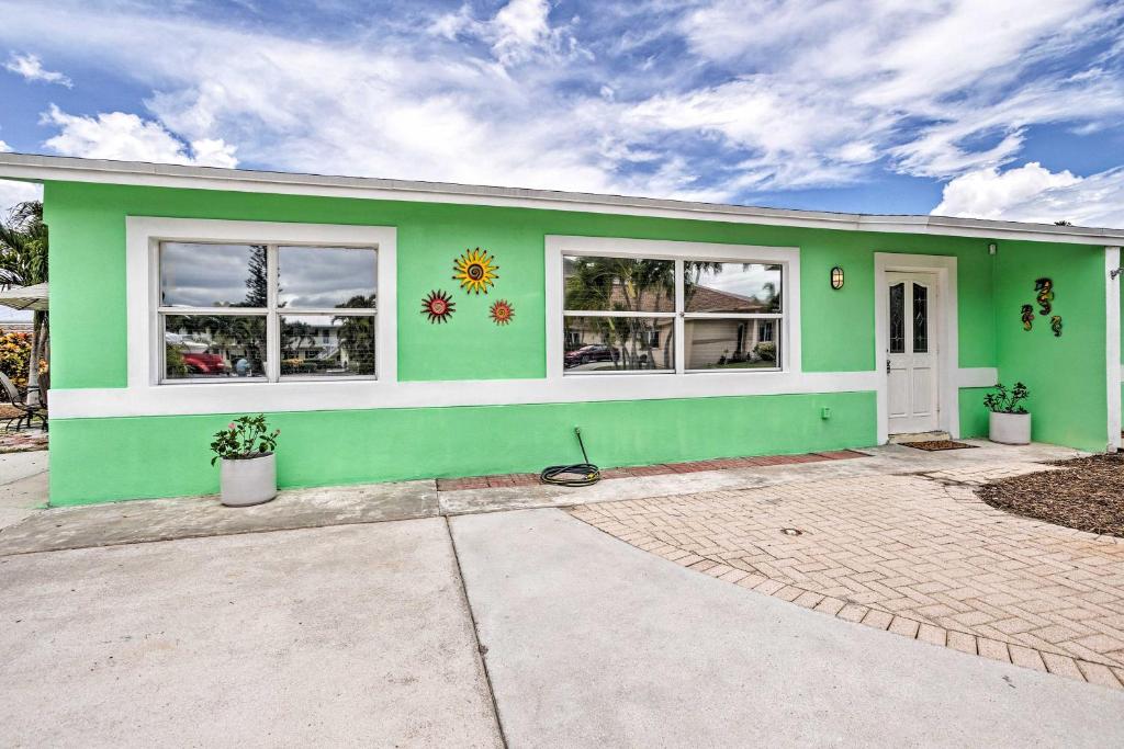 Pet-Friendly Jensen Beach Home Walk to Beach - image 5