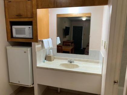 Regency Inn Jewett - image 4