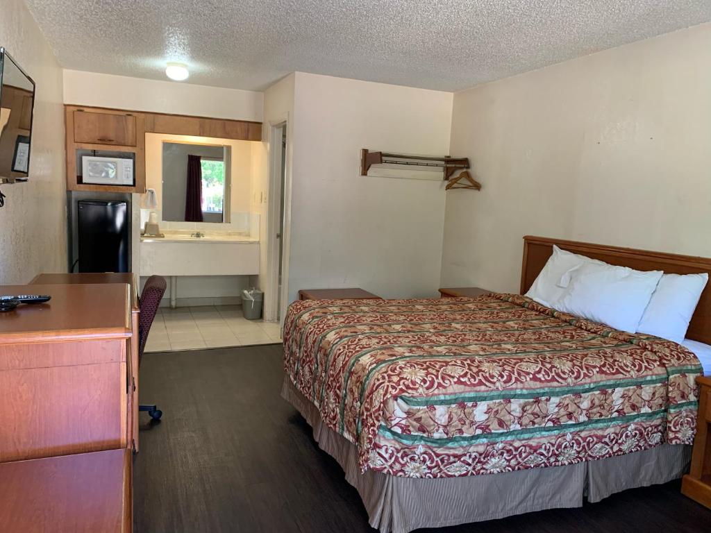 Regency Inn Jewett - image 5