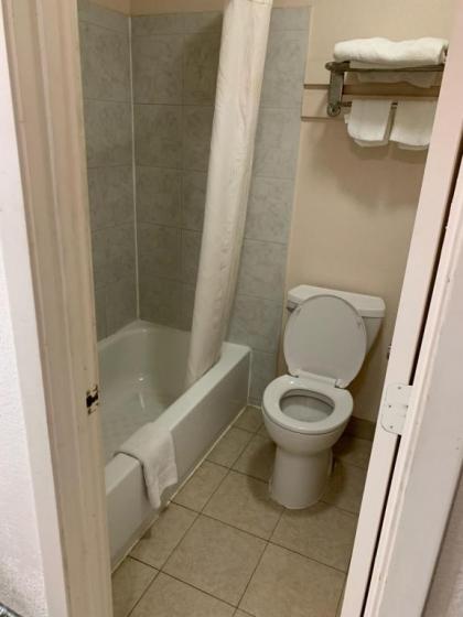 Regency Inn Jewett - image 7