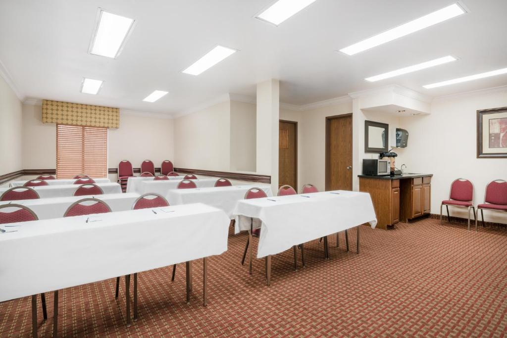 AmericInn by Wyndham Johnston Des Moines - image 7