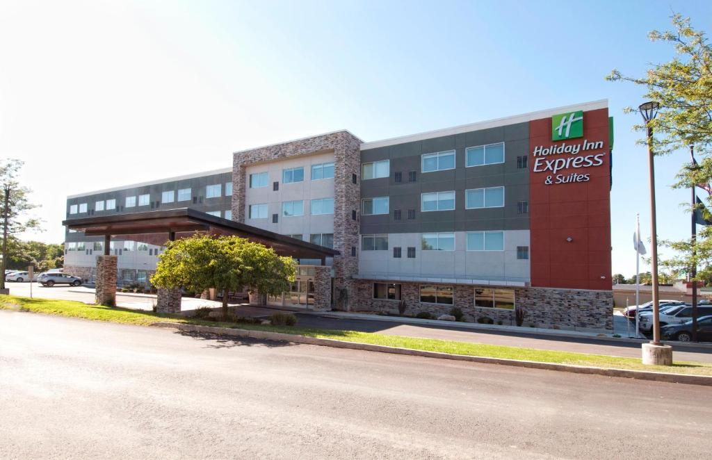 Holiday Inn Express & Suites an IHG Hotel - main image
