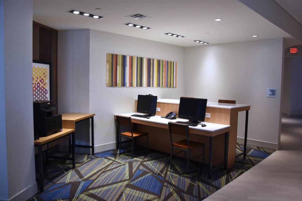Holiday Inn Express & Suites an IHG Hotel - image 6