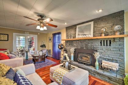 Stylish Suburban Getaway 10 Mi to Royal Mtn!