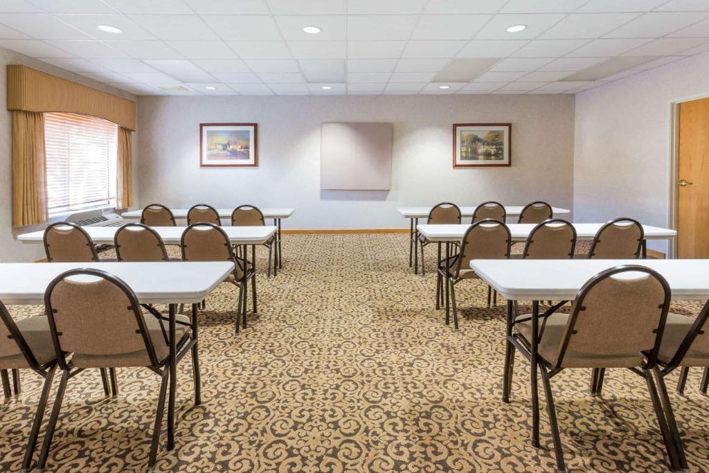 Wingate by Wyndham Joliet - image 5
