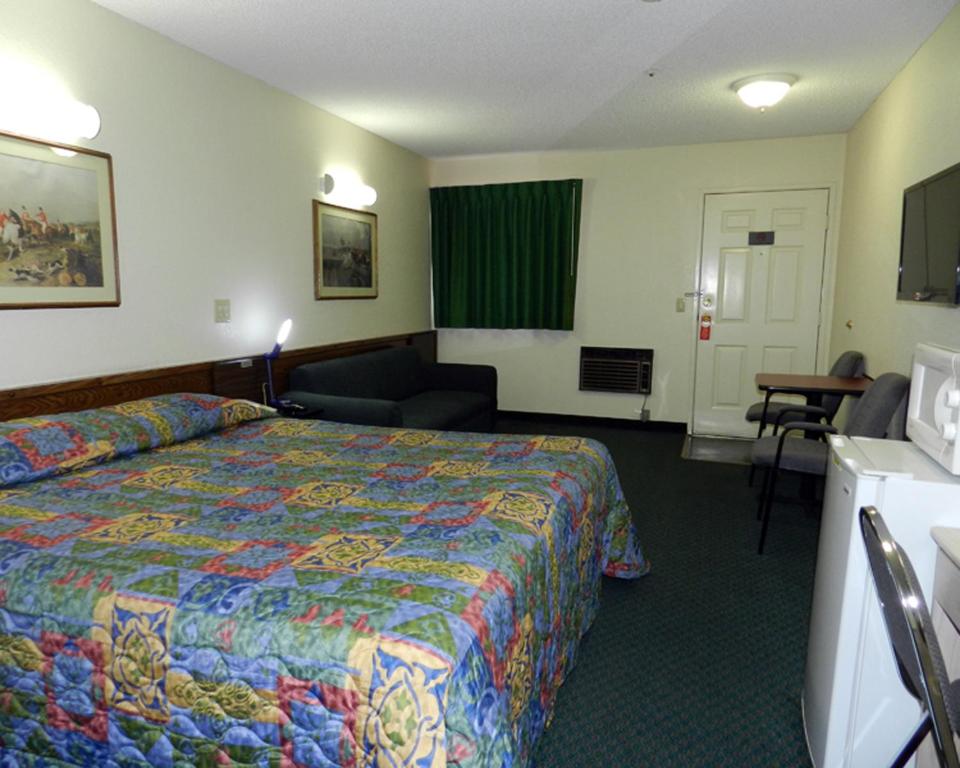 High Desert Motel Joshua Tree National Park - image 7