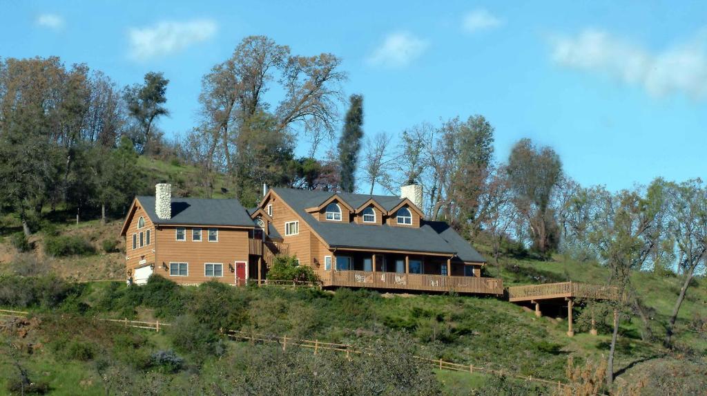 Tucker Peak Lodge - main image