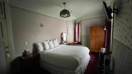 Alaskan Hotel and Bar - image 11