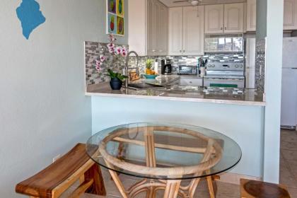 Remodeled Ocean View Downtown Kona Condo with Balcony - image 11