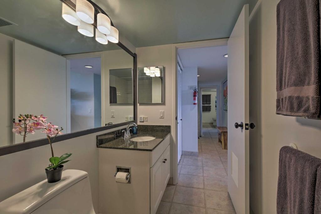 Remodeled Ocean View Downtown Kona Condo with Balcony - image 6