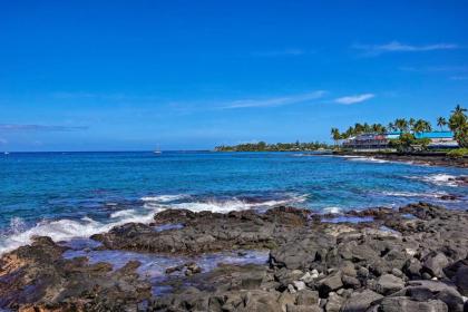 Kona Condo with View Walk to Beach and Restaurants! - image 4