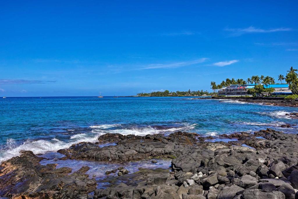 Kona Condo with View Walk to Beach and Restaurants! - image 4