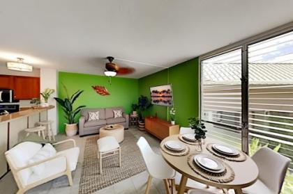 Island Getaway with Heated Pool - Walk to Dining condo