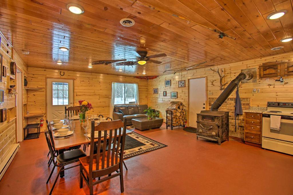 Hunters Dream Lodge on 400 Private Acres! - main image