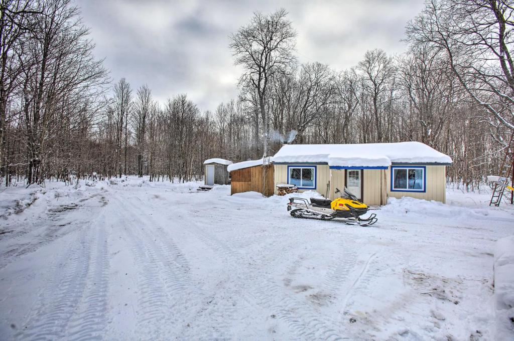 Hunters Dream Lodge on 400 Private Acres! - image 2