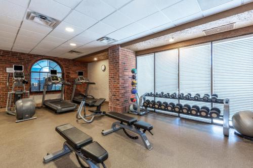 Embassy Suites Kansas City Plaza - image 2