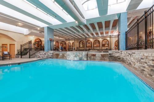 Embassy Suites Kansas City Plaza - image 5