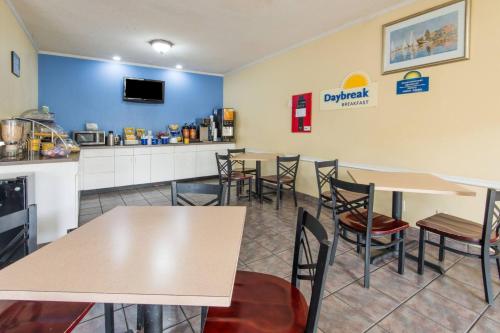 Days Inn by Wyndham Kansas City International Airport - image 2