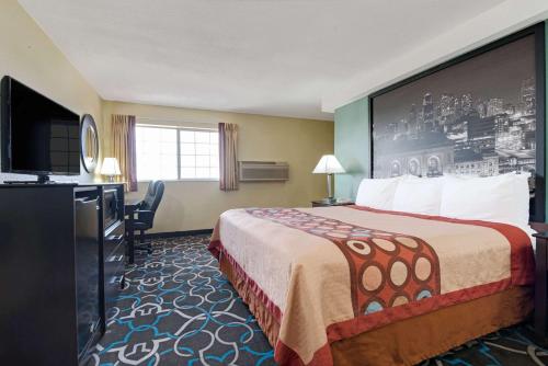 Super 8 by Wyndham Kansas City - image 3