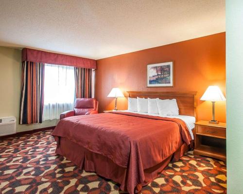 Quality Inn & Suites Kansas City I-435N Near Sports Complex - image 3