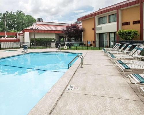 Quality Inn & Suites Kansas City I-435N Near Sports Complex - image 4