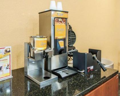 Quality Inn & Suites Kansas City I-435N Near Sports Complex - image 5