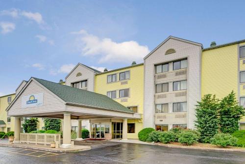 Days Inn & Suites by Wyndham Kansas City - Arrowhead Chiefs Stadium - main image