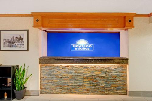 Days Inn & Suites by Wyndham Kansas City - Arrowhead Chiefs Stadium - image 2