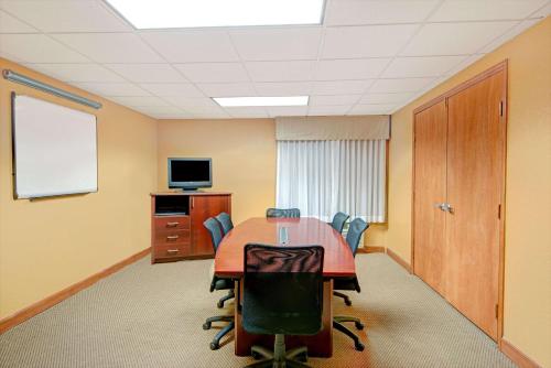 Days Inn & Suites by Wyndham Kansas City - Arrowhead Chiefs Stadium - image 3
