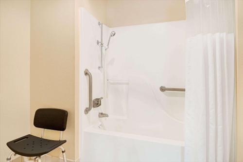 Days Inn & Suites by Wyndham Kansas City - Arrowhead Chiefs Stadium - image 4