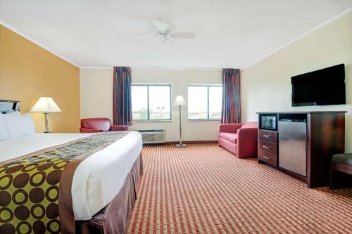 Days Inn & Suites by Wyndham Kansas City - Arrowhead Chiefs Stadium - image 5
