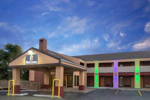 Super 8 by Wyndham Kansas City Airport - main image
