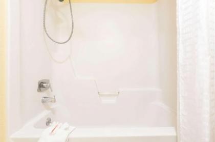 Super 8 by Wyndham Kansas City Airport - image 2