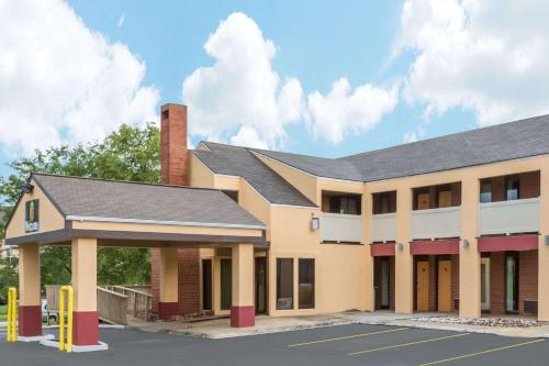 Super 8 by Wyndham Kansas City Airport - image 3