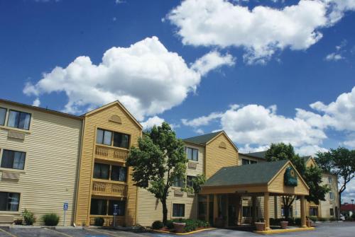 La Quinta Inn by Wyndham Kansas City North - main image