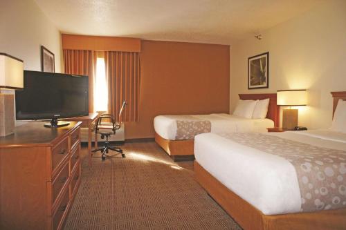 La Quinta Inn by Wyndham Kansas City North - image 2