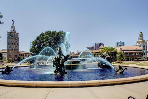 Courtyard Kansas City Country Club Plaza - image 5