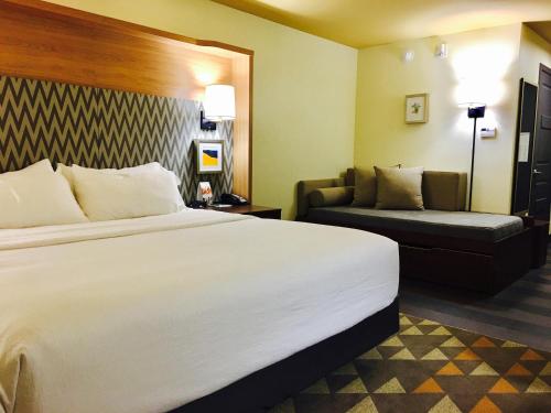 Holiday Inn Kansas City Airport an IHG Hotel - image 2
