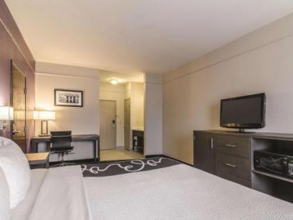 La Quinta by Wyndham Kansas City Airport - image 2