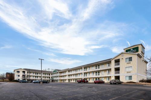 HomeTowne Studios by Red Roof Kansas City - Worlds of Fun - main image