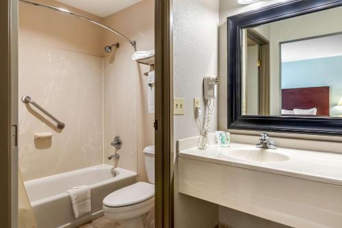 Quality Suites Kansas City International Airport - image 4