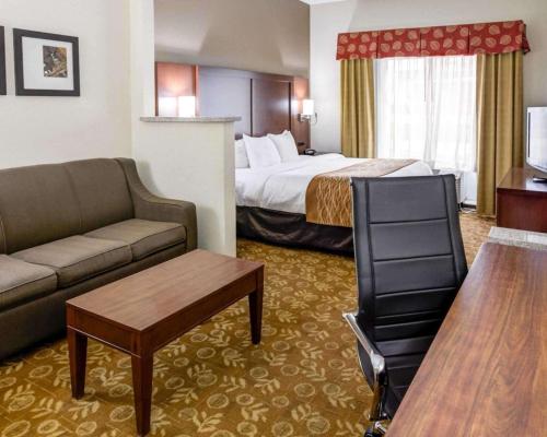 Comfort Suites Kansas City - main image