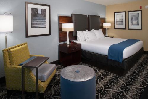 Holiday Inn Express & Suites Kansas City Airport an IHG Hotel - image 2