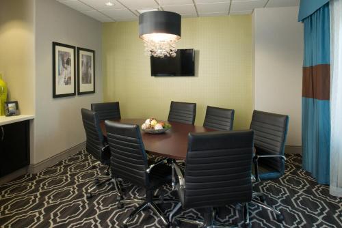 Holiday Inn Express & Suites Kansas City Airport an IHG Hotel - image 3