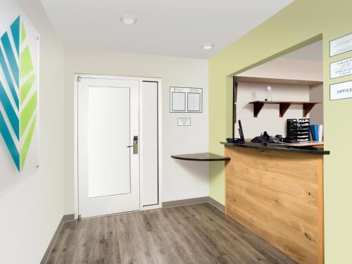 WoodSpring Suites Kansas City Stadium - image 5