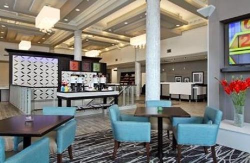 Hampton Inn Kansas City - Downtown Financial District - image 2