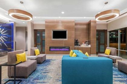 La Quinta Inn & Suites by Wyndham Kansas City Beacon Hill - image 2
